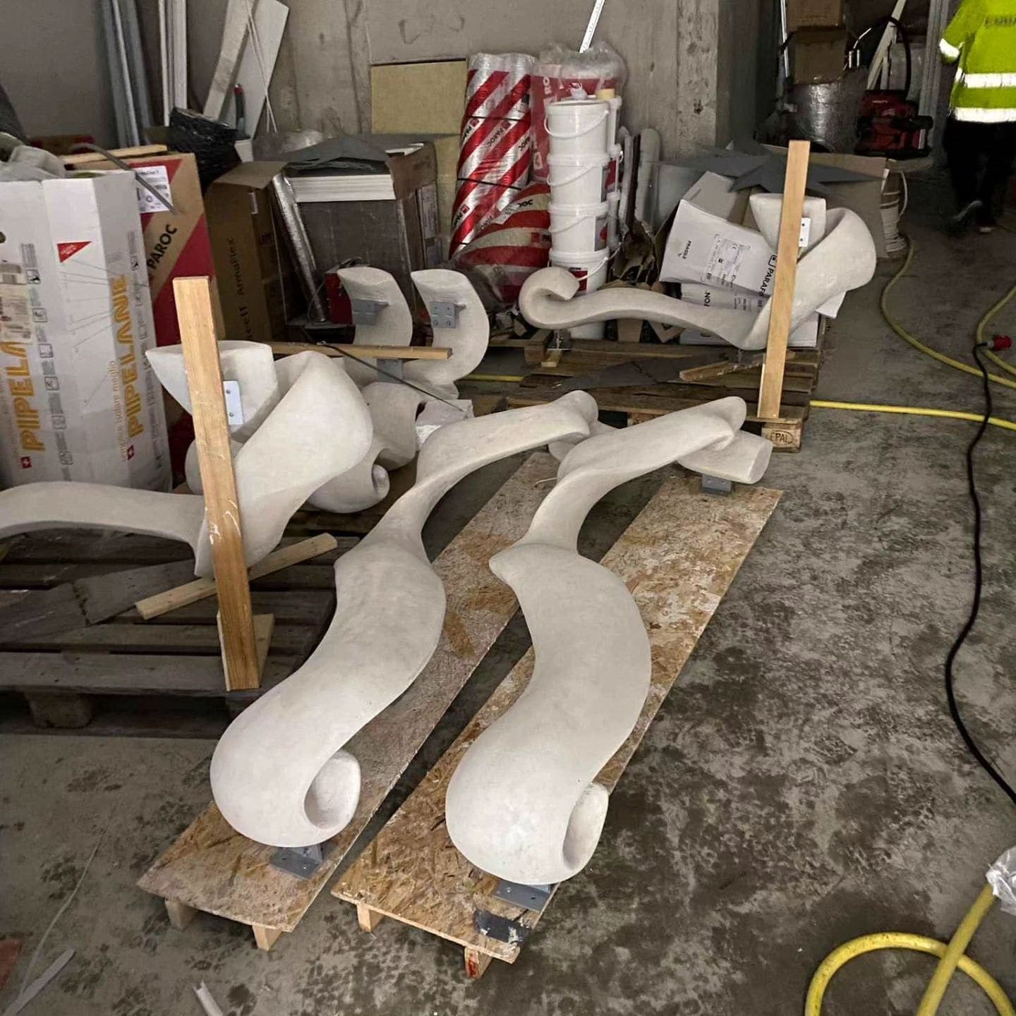 Vita skulpterade konstverk från Bucktron Studio vid leverans