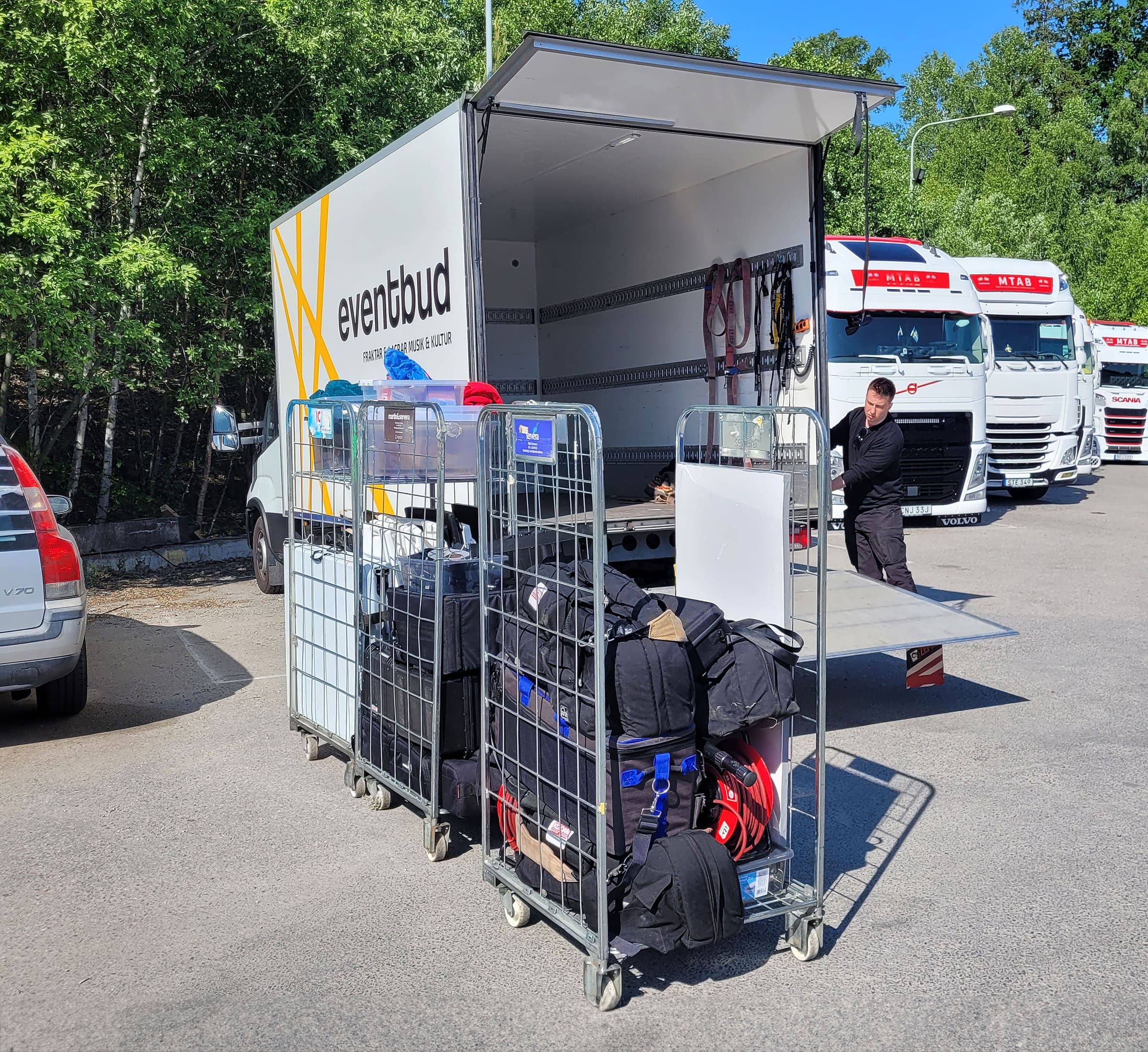 Lossning av rullburar med utrustning